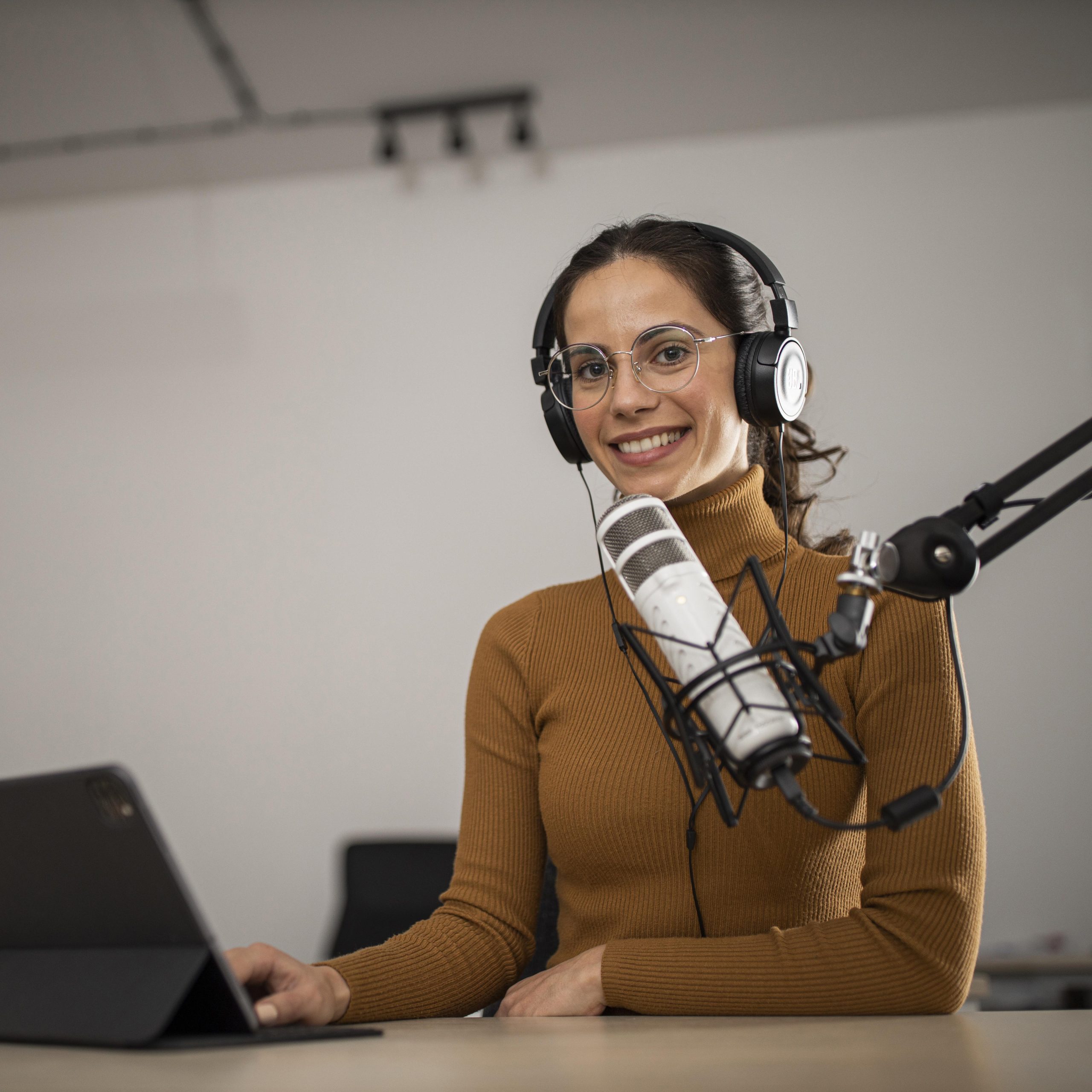 angulo-bajo-de-mujer-transmitiendo-en-radio